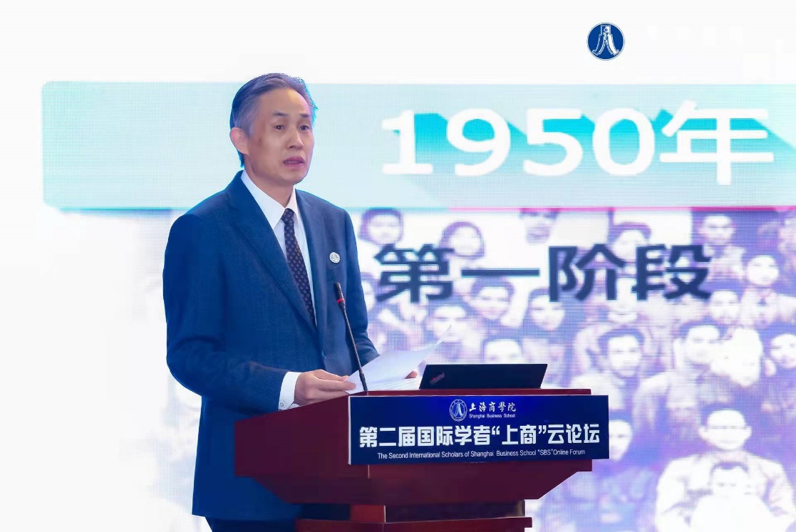 图为校党委副书记陈晓峰致欢迎辞并做主旨发言