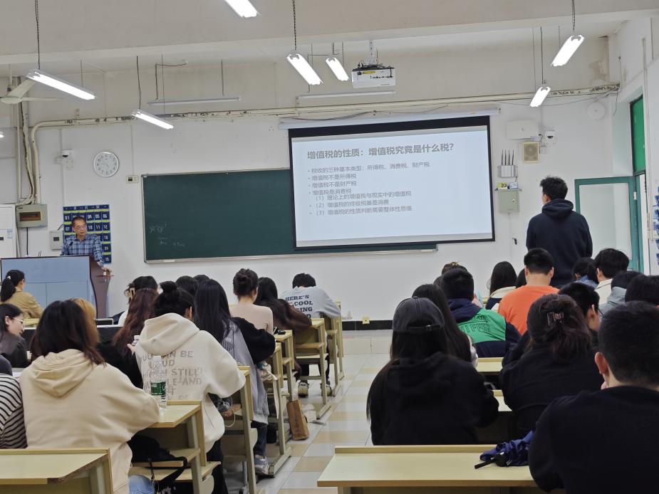 图为上海财经大学朱为群教授讲课现场