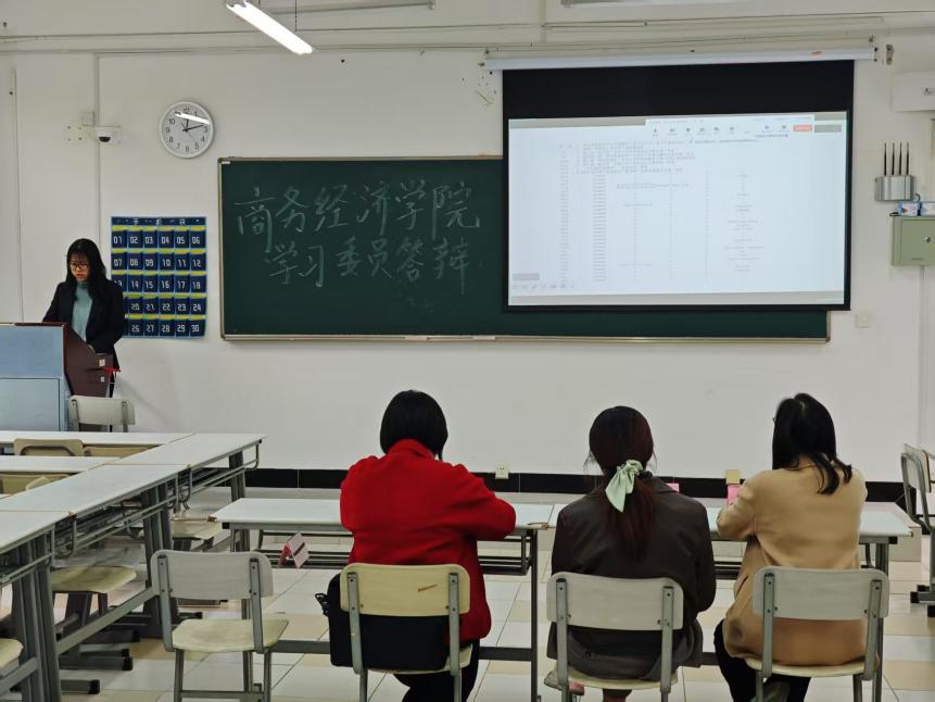 图为税务系系主任、辅导员教师观看税收学专业答辩