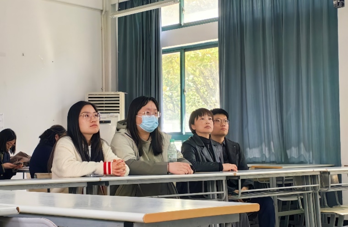 图为学院领导、专业教师、辅导员教师观看国际经济与贸易专业答辩