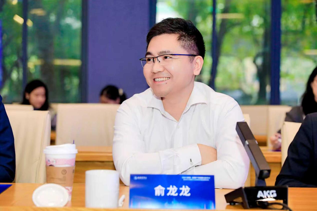 华源证券资管业务固定收益投资部总经理助理、投资经理俞龙龙表示要加强跨学科学习