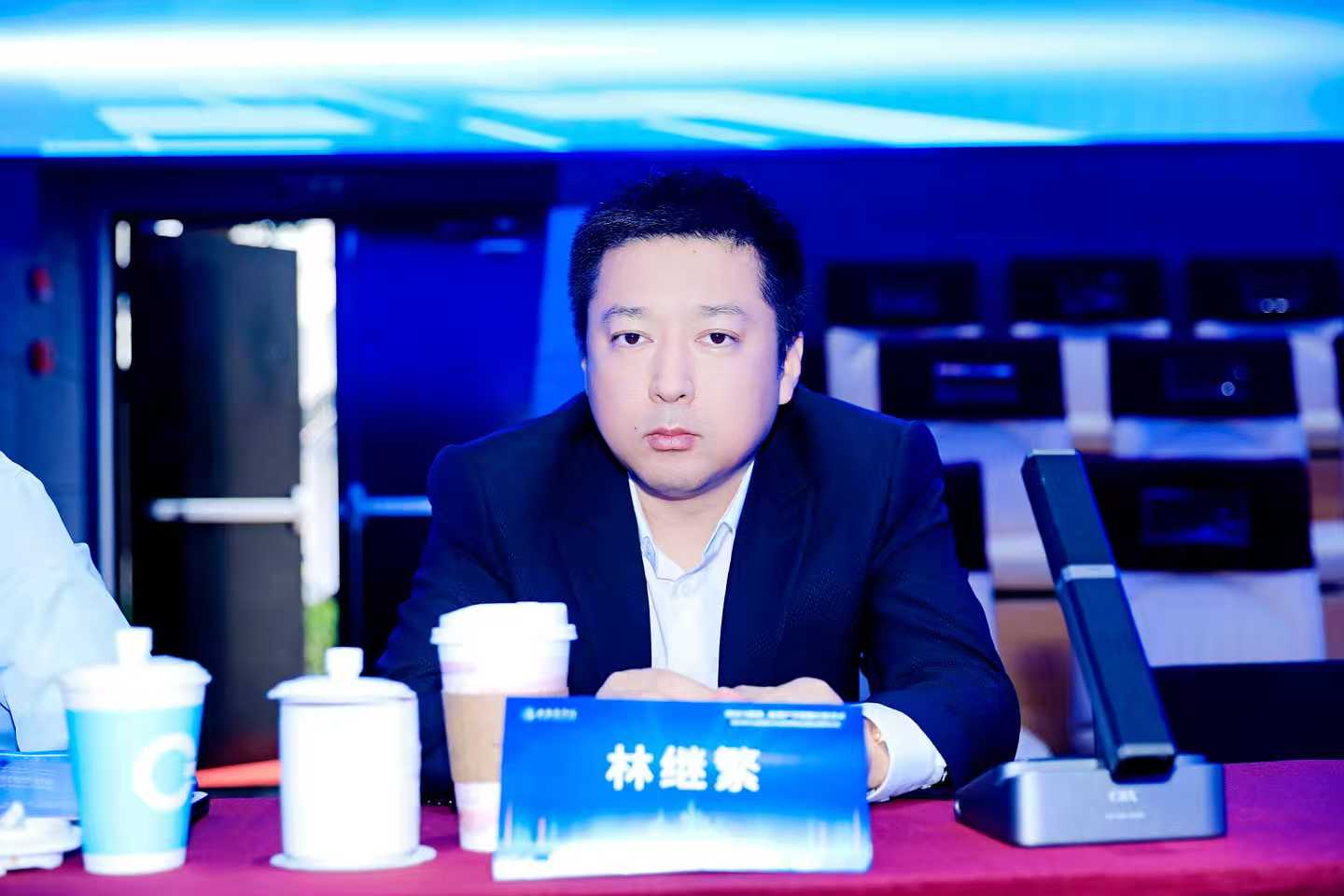 上海悦高软件股份有限公司的董事长、总经理和总工程师林继繁给同学们提出建议