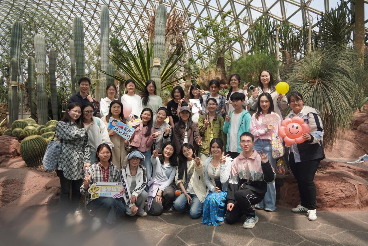 师生漫步春日园林,在自然中疗愈身心