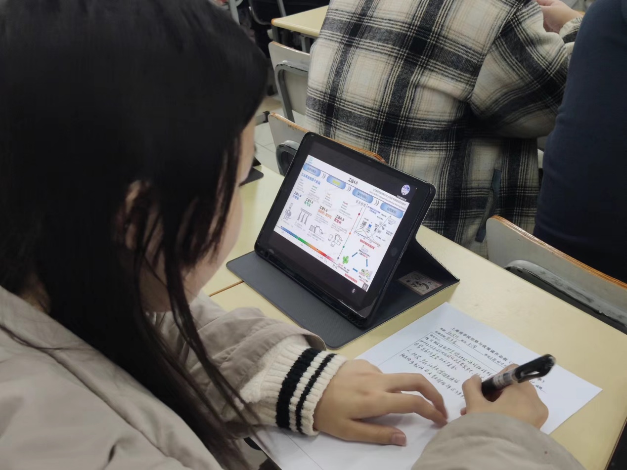 学生在教室使用平板电脑听课