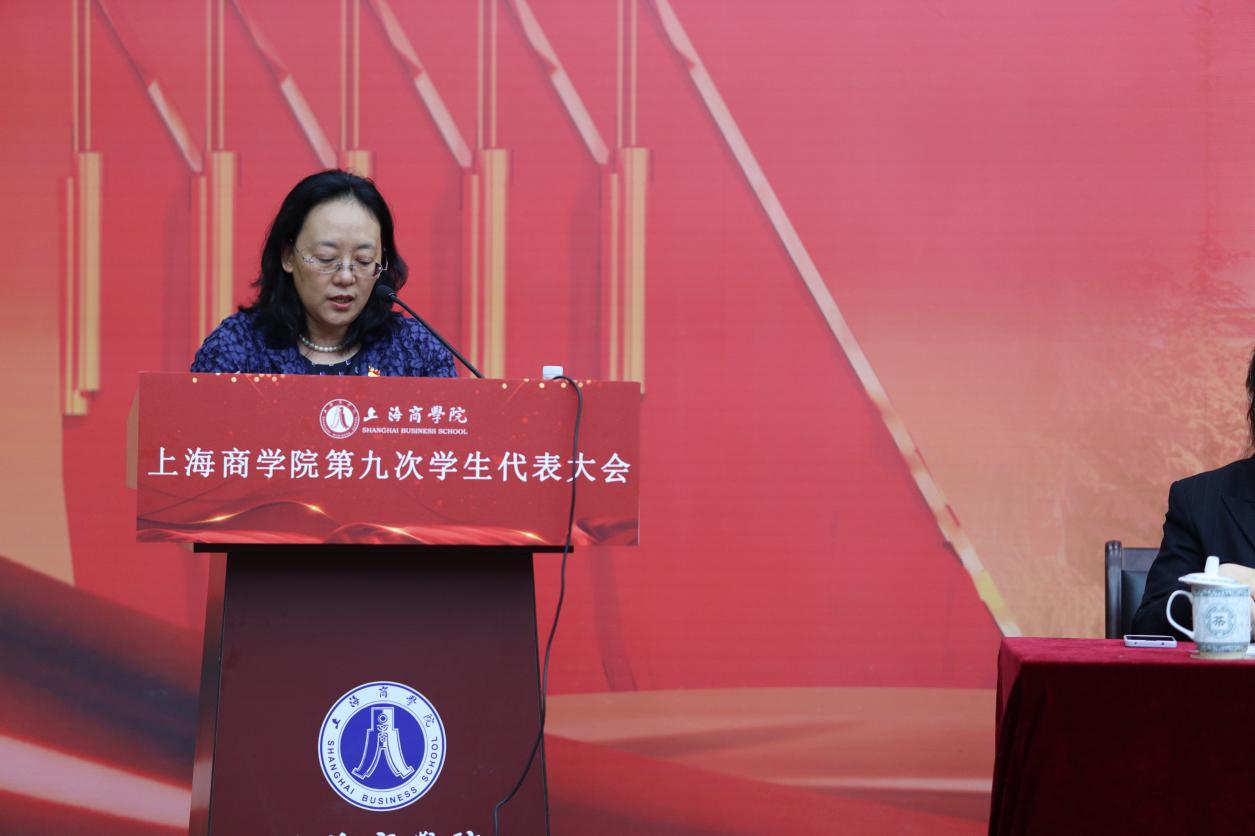 图为上海商学院党委副书记、副校长劳晓芸讲话