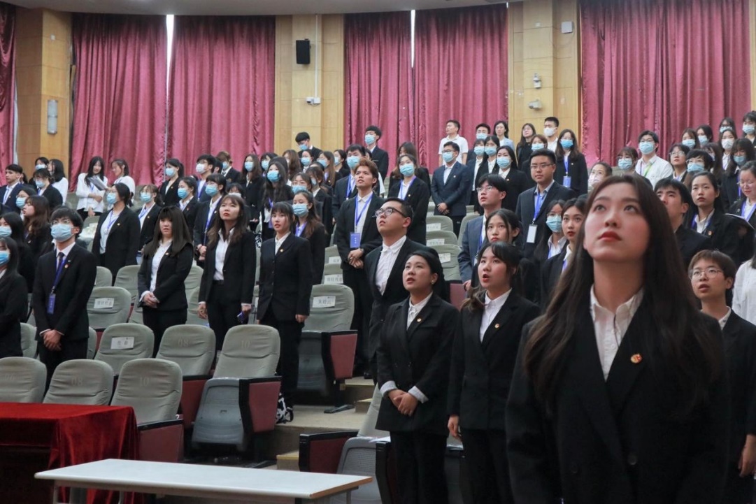 图为与会人员齐唱国歌