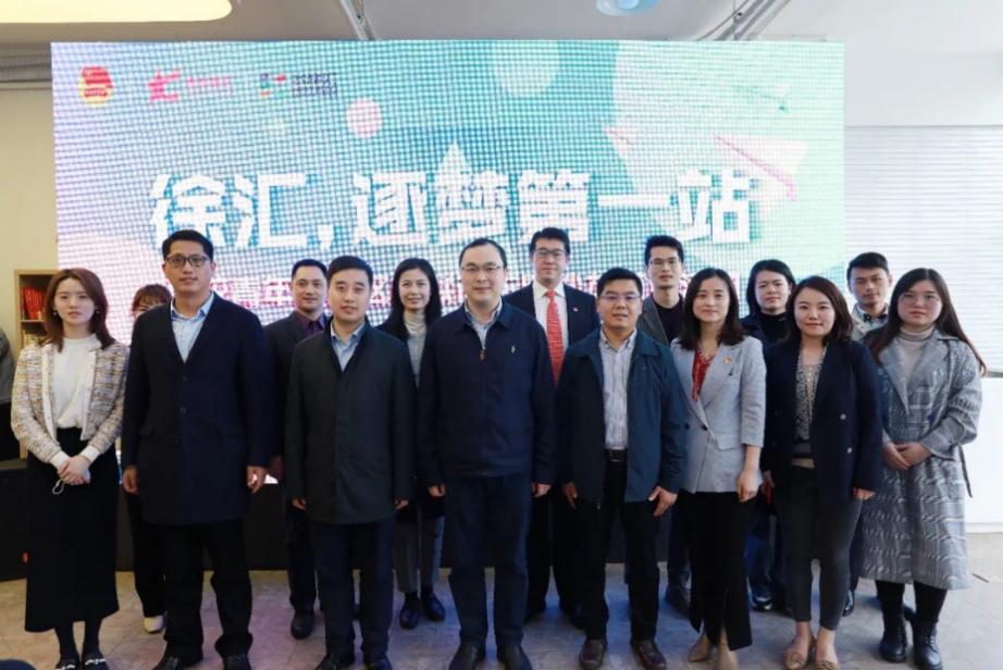 图为我校翁娟娟老师参与徐汇区区校联动启动仪式合影留念