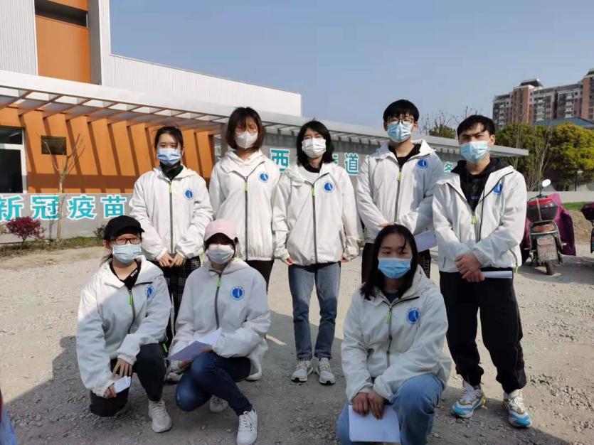 图为疫苗志愿者在奉浦街道合影留念