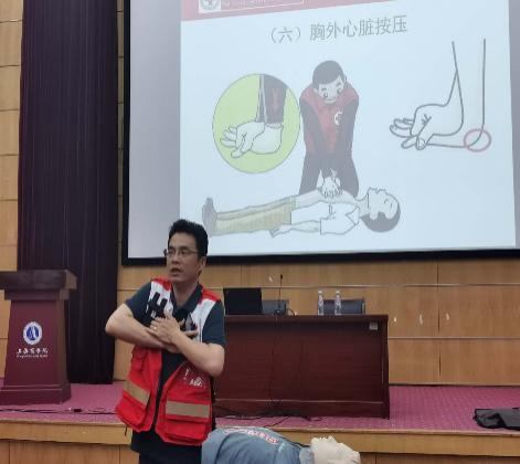 图中梁斌老师正通过丰富生动的PPT以及仿真现场技巧演示讲解心肺复苏
