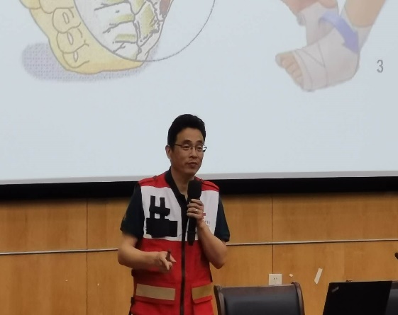 图为梁斌老师讲座现场