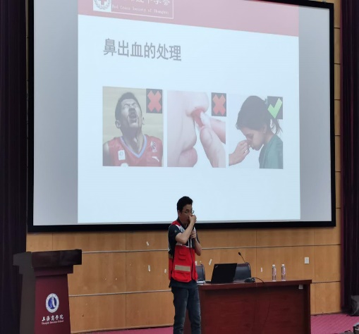图为梁斌老师在纠正日常上的错误认知