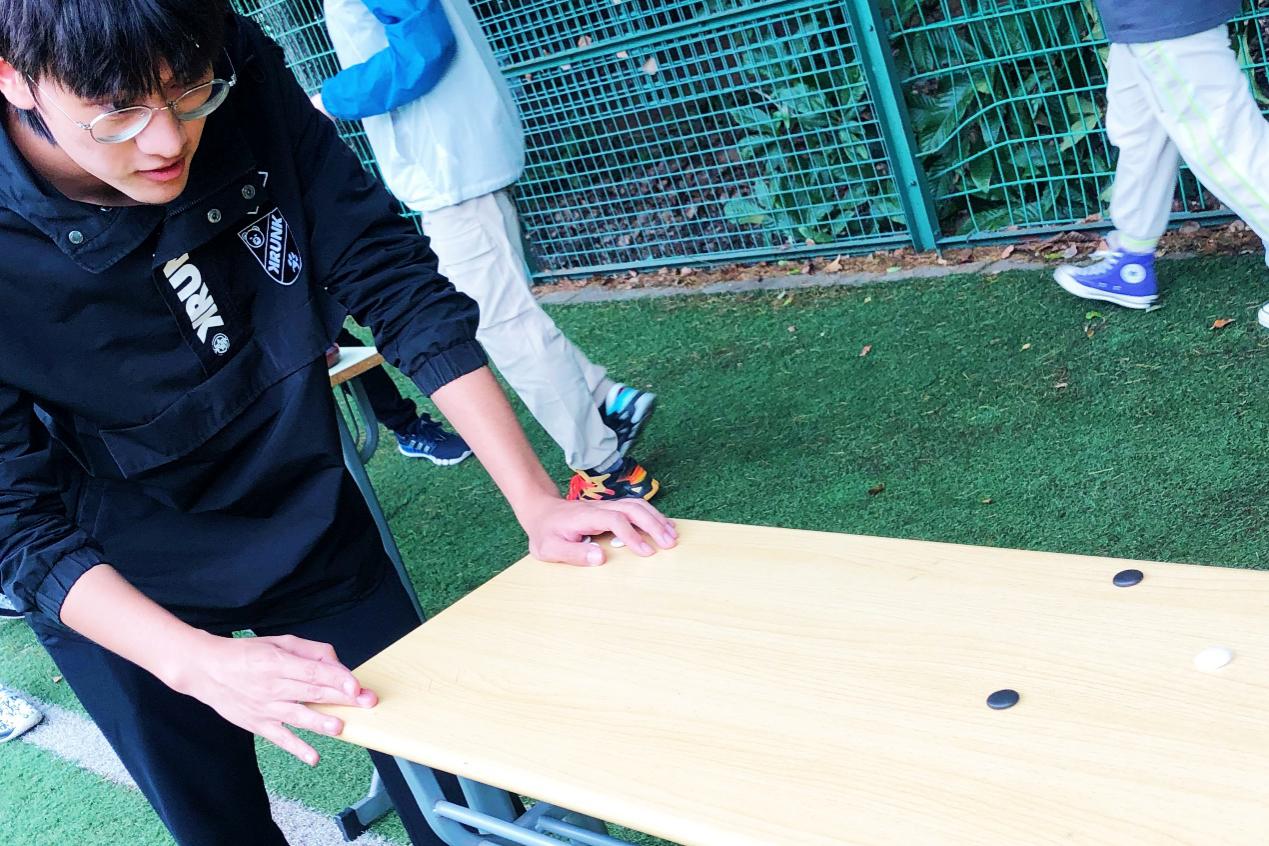 图为打棋子比赛项目