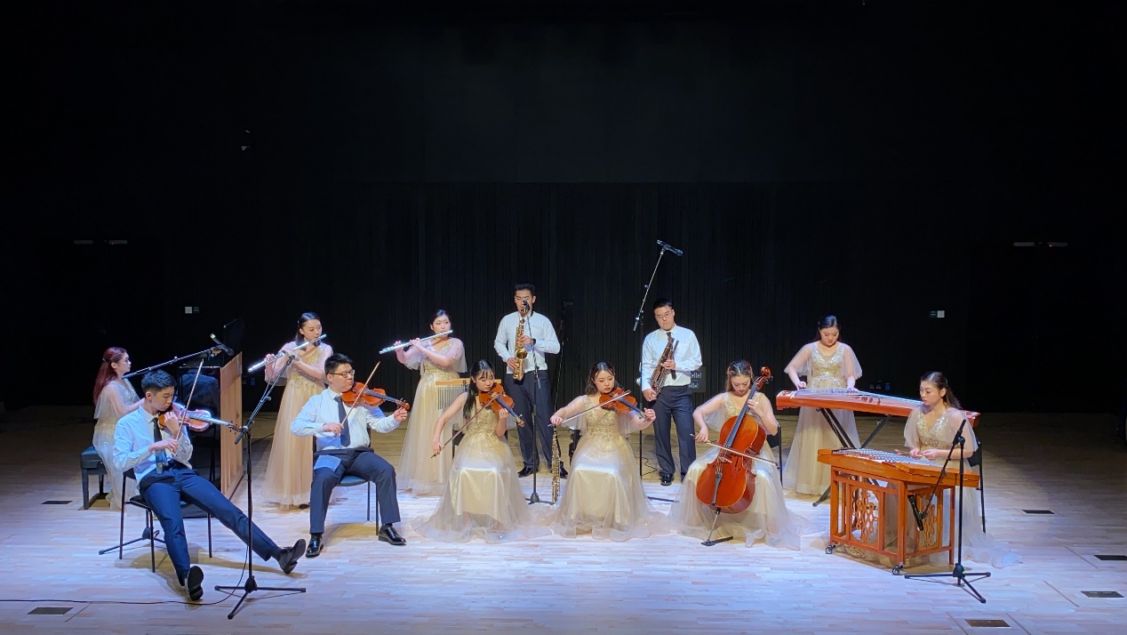 图为管弦乐团参演曲目《江城》）