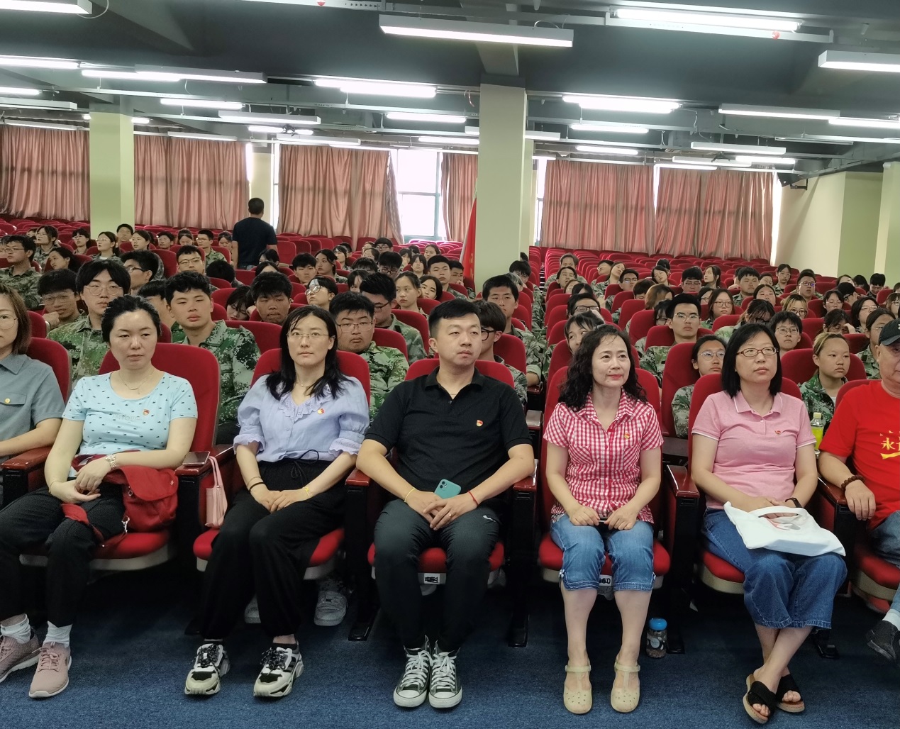 上海商学院高等技术学院交通路院区团委组织集中收看大会