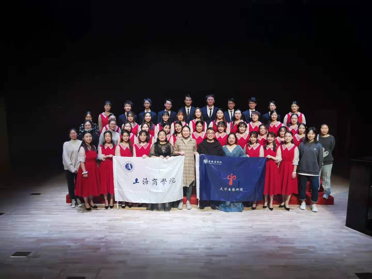 图为合唱团参演曲目《夜空中最亮的星》《在灿烂阳光下》）