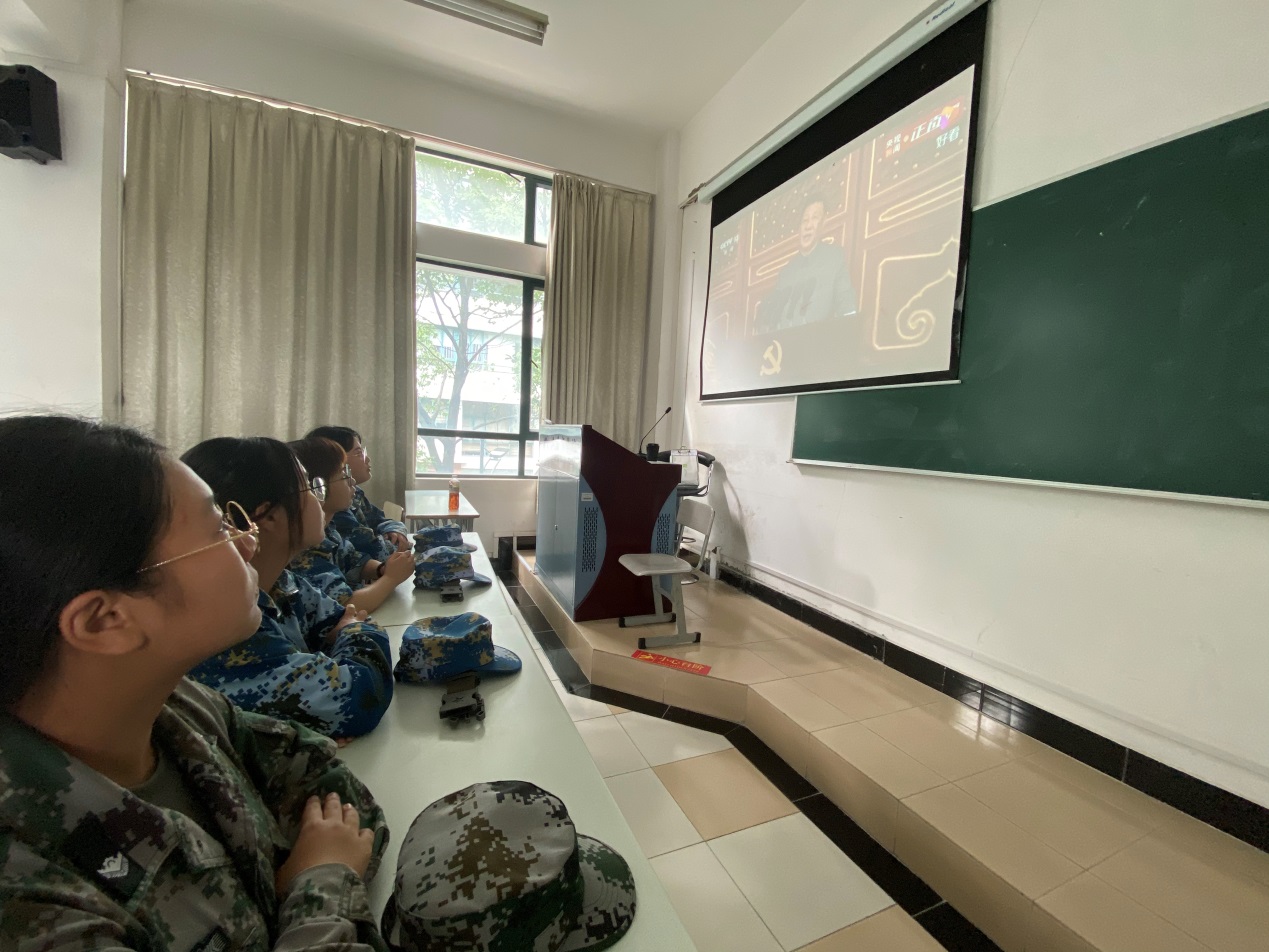 校学生会工作人员集中收看大会