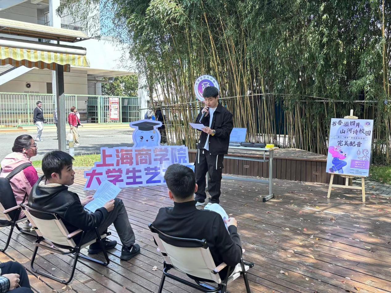 图为同学们现场配音