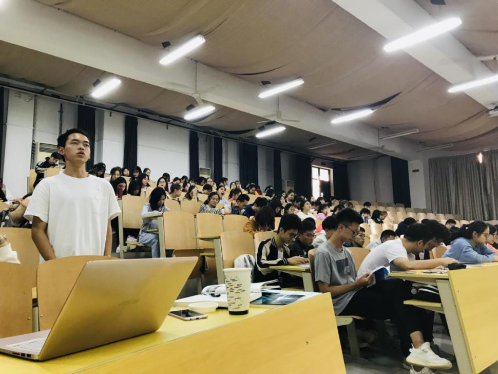 图为2019级新生阅读新生手册内容 图为2019级新生阅读新生手册内容