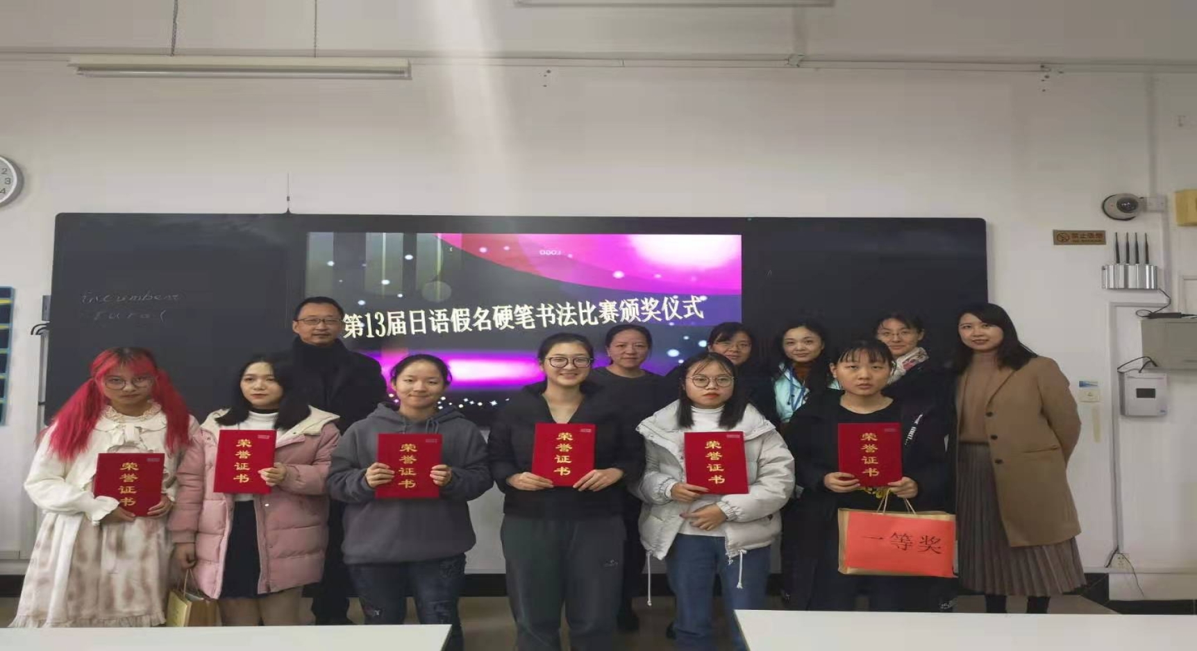 图为获奖选手和教师合影 图为获奖选手和教师合影