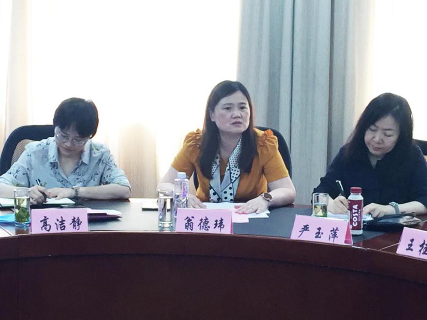 图为校领导讲话
