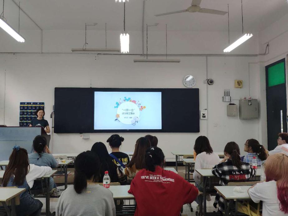 (图为“一期一会”主题班会中辅导员杨悦对学风建设提出要求) (图为“一期一会”主题班会中辅导员杨悦对学风建设提出要求)