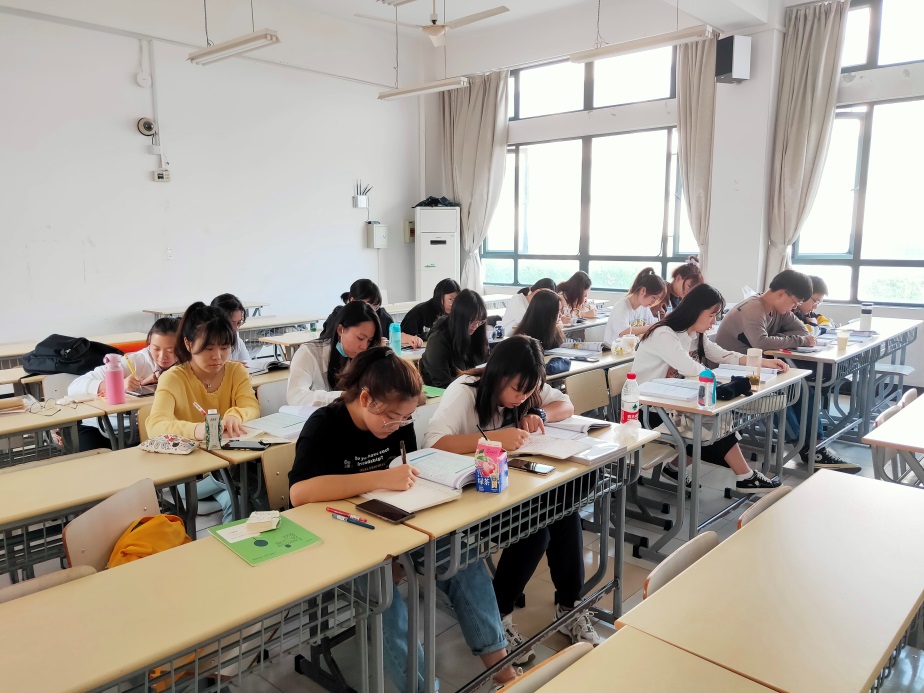 (图为朝鲜语191班早读照片) (图为朝鲜语191班早读照片)