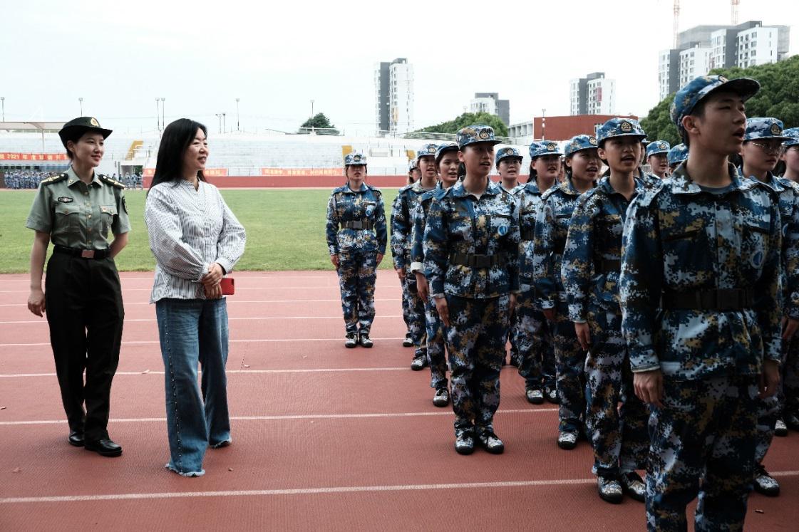 图为严玉萍院长一行慰问学生训练情况