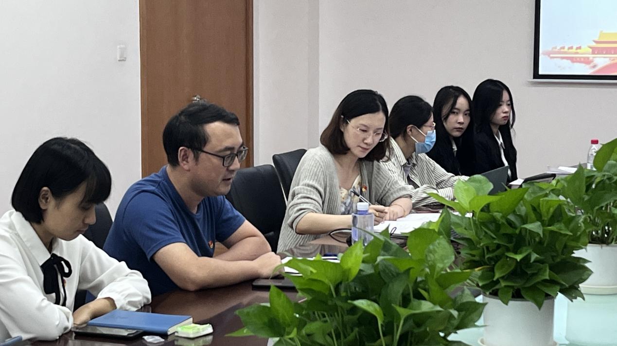 (图为胡安华老师分享心得体会) (图为胡安华老师分享心得体会)