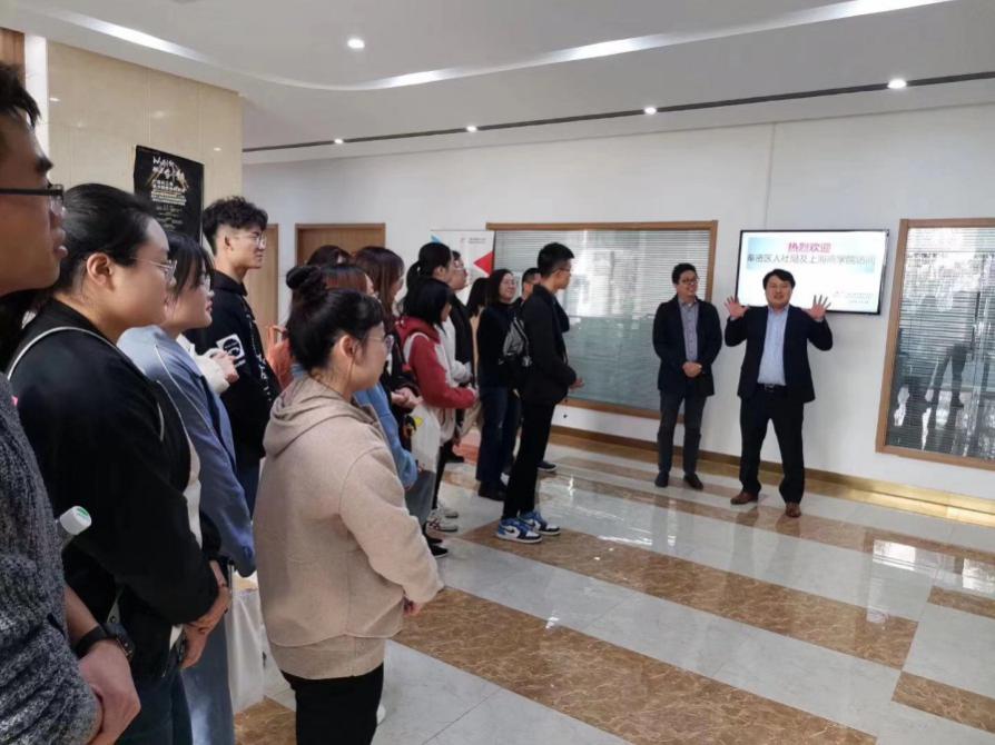 崔明石副总经理为我院师生介绍园区情况 崔明石副总经理为我院师生介绍园区情况