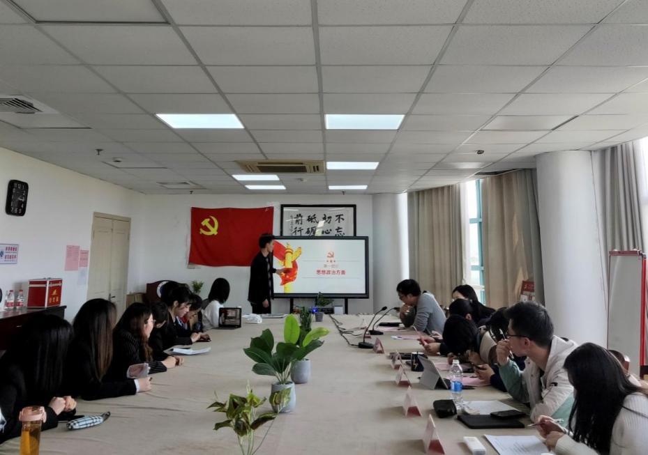 图为答辩会现场 图为答辩会现场