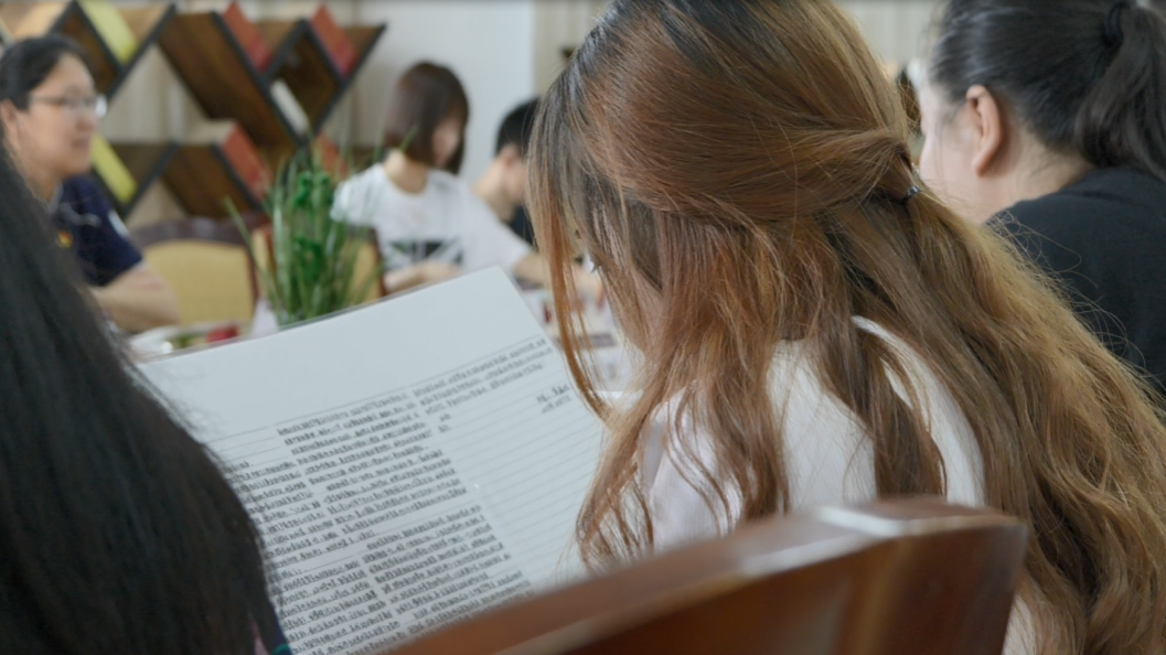 图为毕业生党员们观看入党申请书 图为毕业生党员们观看入党申请书