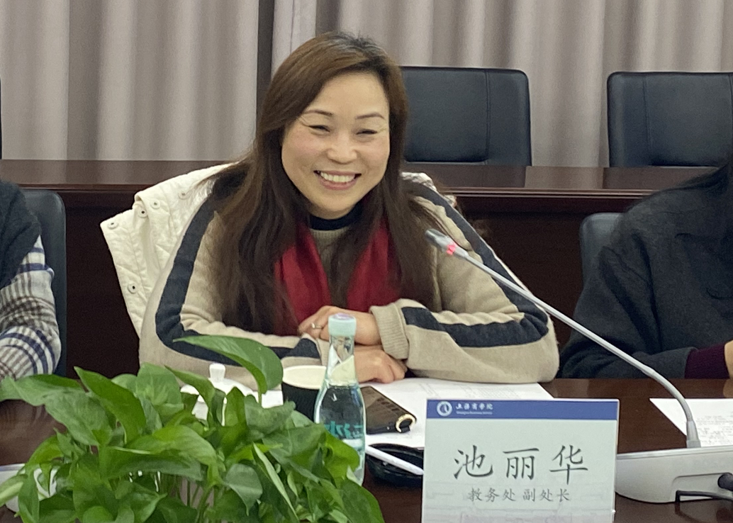 图为池丽华副处长发言 图为池丽华副处长发言