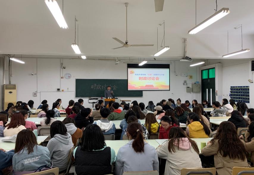 图为讨论会现场 图为讨论会现场