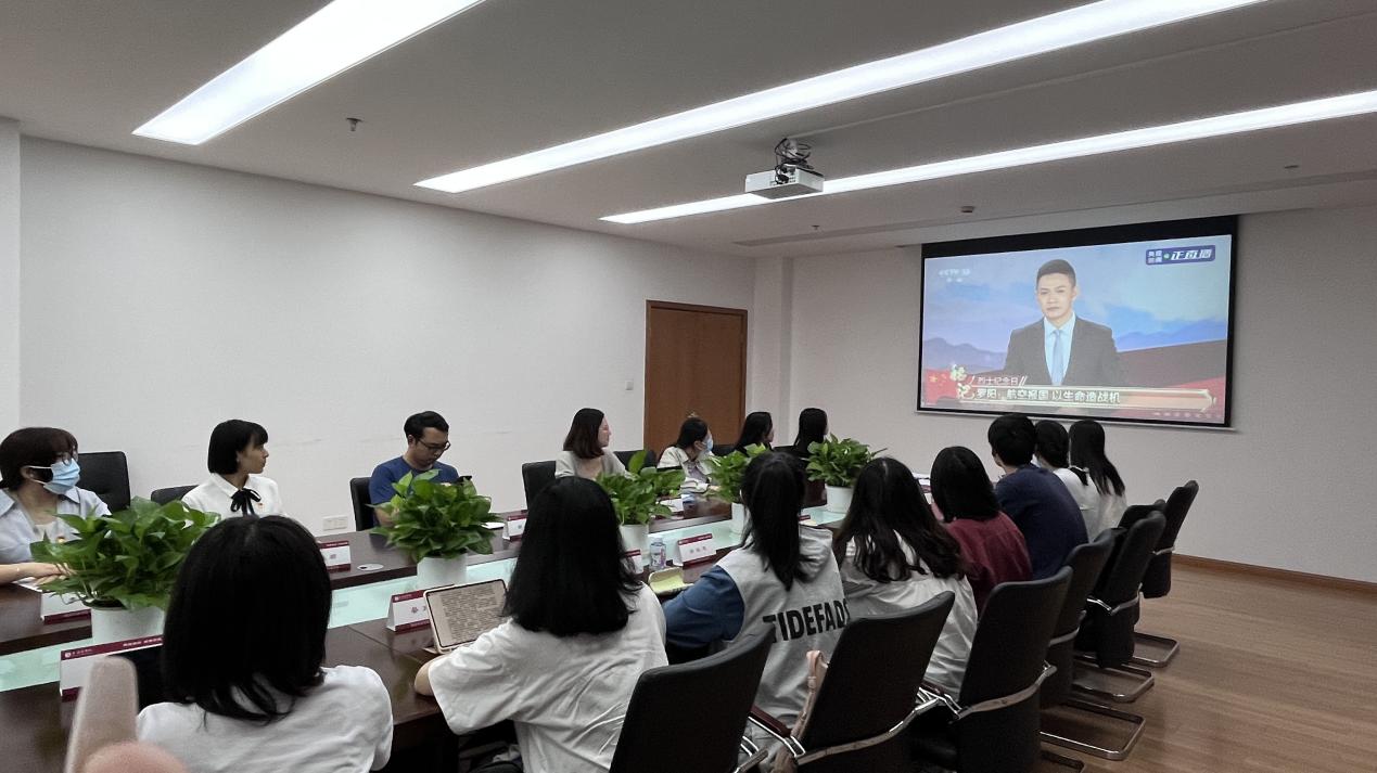 (图为同学们观看视频) (图为同学们观看视频)