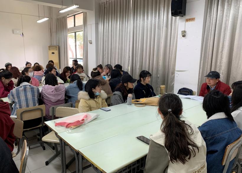 图为讨论会现场 图为讨论会现场