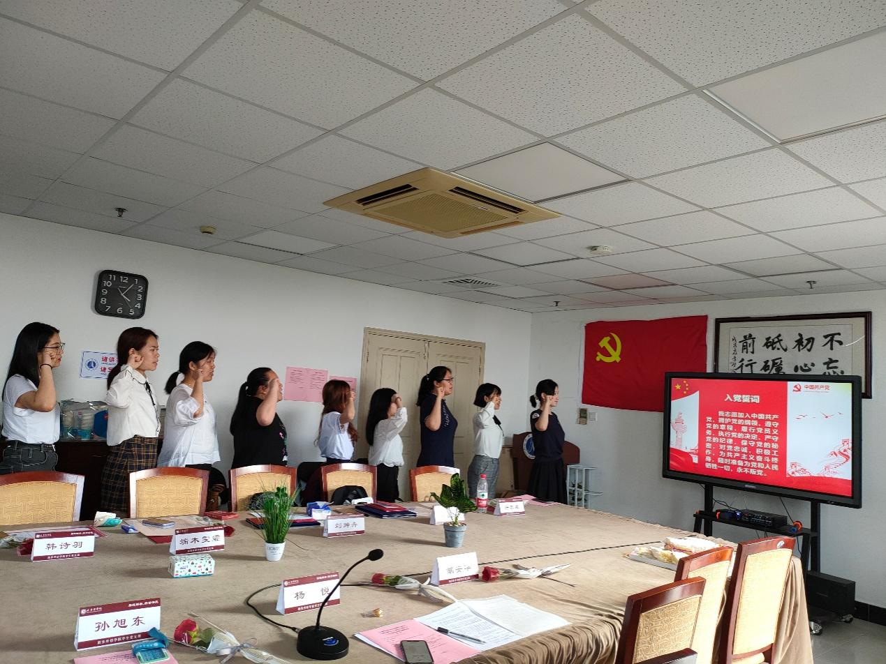 图为杨悦老师带领全体党员重温入党誓词 图为杨悦老师带领全体党员重温入党誓词