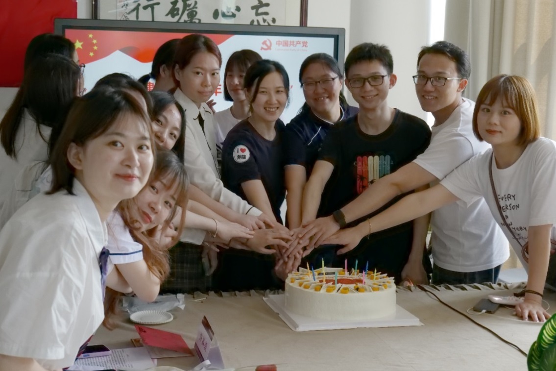 图为支部共祝中国共产党成立一百周年 图为支部共祝中国共产党成立一百周年