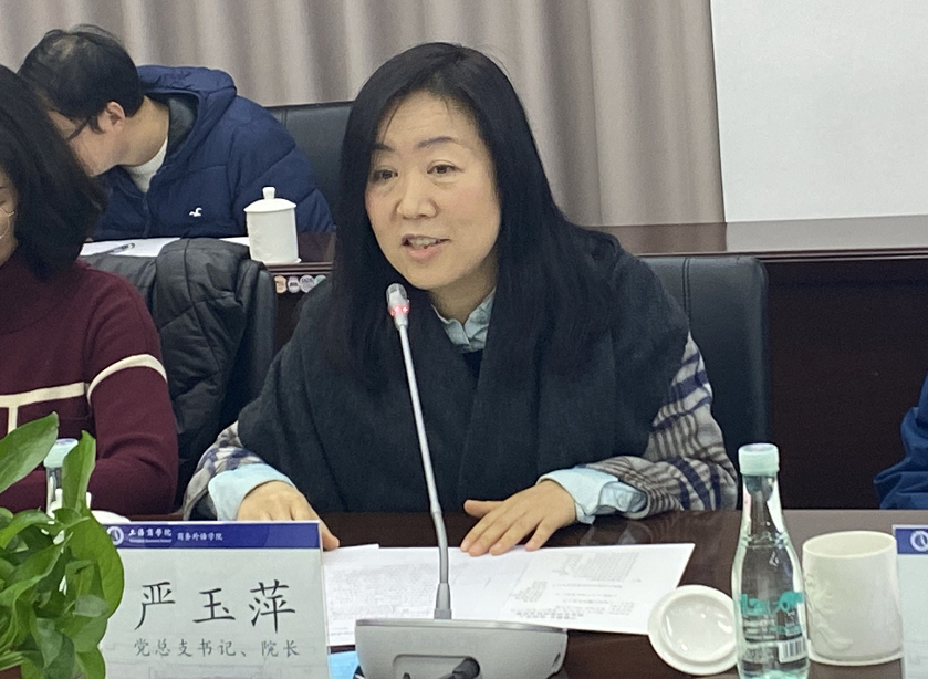 图为严玉萍介绍项目情况 图为严玉萍介绍项目情况