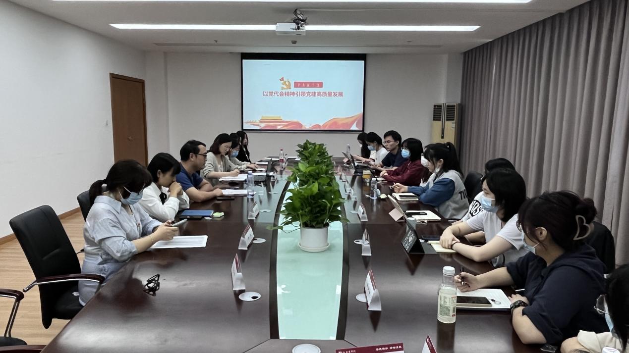 (图为同学们分享心得体会) (图为同学们分享心得体会)