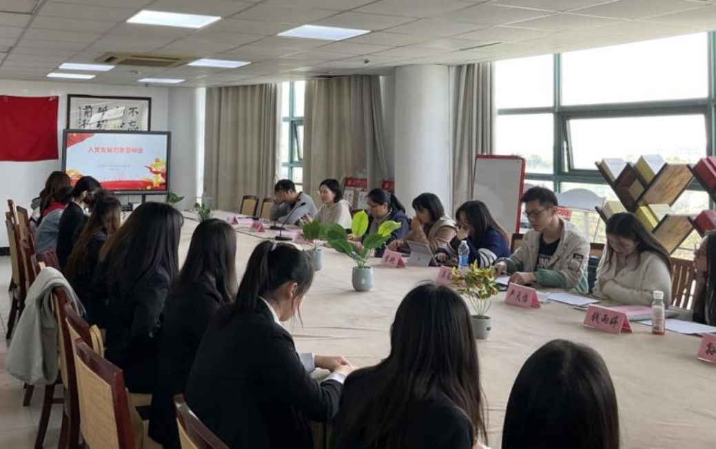 图为会议现场 图为会议现场