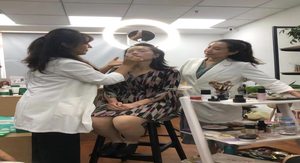 Lisa院长进行化妆演示 Lisa院长进行化妆演示